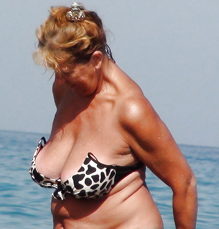 Busty Hot Granny - Hot Amateur Mature: Sexy busty Grannies on the beach! Amateur mix!